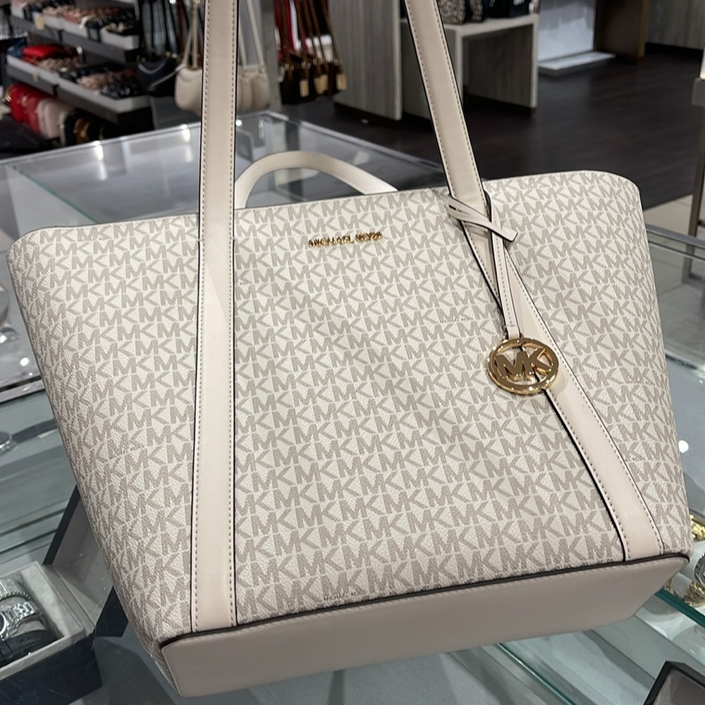 MICHAEL KORS
Pratt Large Signature Logo Tote Shoulder Bag
COLOR LIGHT CREAM
NWT - Picture 9 of 16